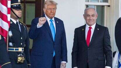 טראמפ ונתניהו במסיבת העיתונאים בבית הלבן. | EPA טראמפ ונתניהו במסיבת העיתונאים בבית הלבן. | EPA