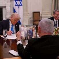 נתניהו אוחז בתמונה שקיבל מטראמפ ועליה נכתב "לביבי - מנהיג גדול". | אבי אוחיון, לע"מ