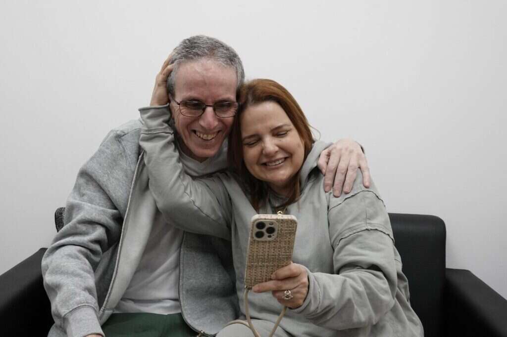 אוהד בן-עמי במפגש הראשון עם בני משפחתו, עם אשתו רז ואחיו קובי, בנקודת הקליטה הראשונית בישראל. | דובר צה"ל אוהד בן-עמי במפגש הראשון עם בני משפחתו, עם אשתו רז ואחיו קובי, בנקודת הקליטה הראשונית בישראל. | דובר צה"ל