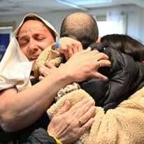 אליהו (אלי) שרעבי במפגש המרגש עם אחיו שרון ואחיותיו אסנת והילה, בבית החולים שיבא. | חיים צח, לע"מ