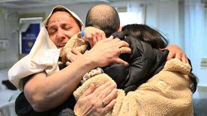 אליהו (אלי) שרעבי במפגש המרגש עם אחיו שרון ואחיותיו אסנת והילה, בבית החולים שיבא. | חיים צח, לע"מ אליהו (אלי) שרעבי במפגש המרגש עם אחיו שרון ואחיותיו אסנת והילה, בבית החולים שיבא. | חיים צח, לע"מ