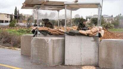 לוחמי צה"ל נערכים לשחרור המחבלים באיו"ש. | דו"צ