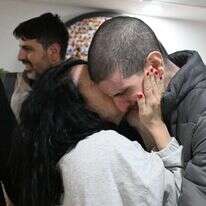 אור לוי במפגש המרגש עם בני משפחתו, עם הגעתו לבית החולים שיבא. | חיים צח, לע"מ