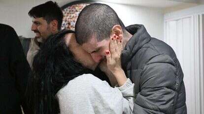 אור לוי במפגש המרגש עם בני משפחתו, עם הגעתו לבית החולים שיבא. | חיים צח, לע"מ