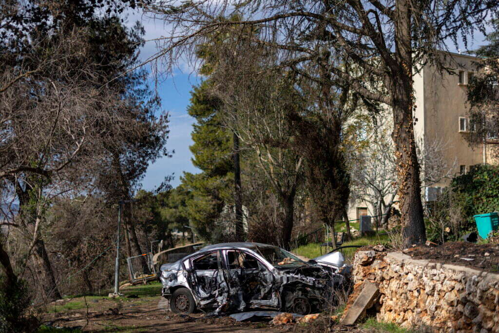 רכב שנשרף לאחר פגיעת ירי רקטות של חיזבאללה במנרה, בחודש שעבר. | איי.פי