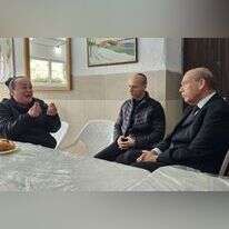 מבקר המדינה מתניהו אנגלמן וראש עיריית עכו, עמיחי בן שלוש, בניחום אבלים אצל משפחת וינבלום-עובדיה. | משרד מבקר המדינה