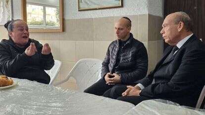 מבקר המדינה מתניהו אנגלמן וראש עיריית עכו, עמיחי בן שלוש, בניחום אבלים אצל משפחת וינבלום-עובדיה. | משרד מבקר המדינה