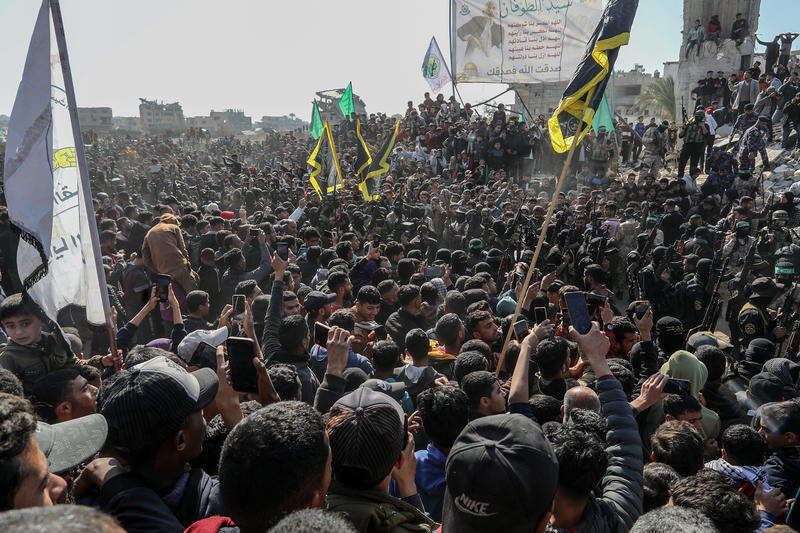 המון עזתי מתקהל סביב ארבל יהוד וגדי מוזס בעת שחרורם משבי חמאס. | אעבד ראחים יאטיב, פלאש 90