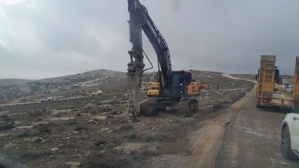 הריסה של בניה בלתי חוקית בשטח אש 918 בדרום הר חברון. | רגבים