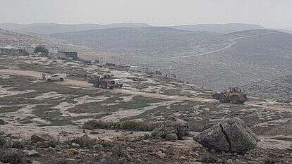 הריסה של בניה בלתי חוקית בשטח אש 918 בדרום הר חברון. | רגבים