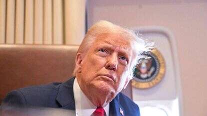 נשיא ארה"ב דונלד טראמפ על מטוס "אייר פורס 1". | AFP