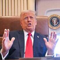 נשיא ארה"ב דונלד טראמפ על מטוס "אייר פורס 1". | AFP