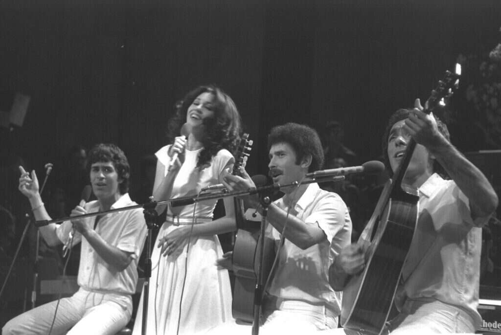 ביצעו קולות רקע לשיר האהוב של חזה. הכול עובר חביבי. | לע"מ