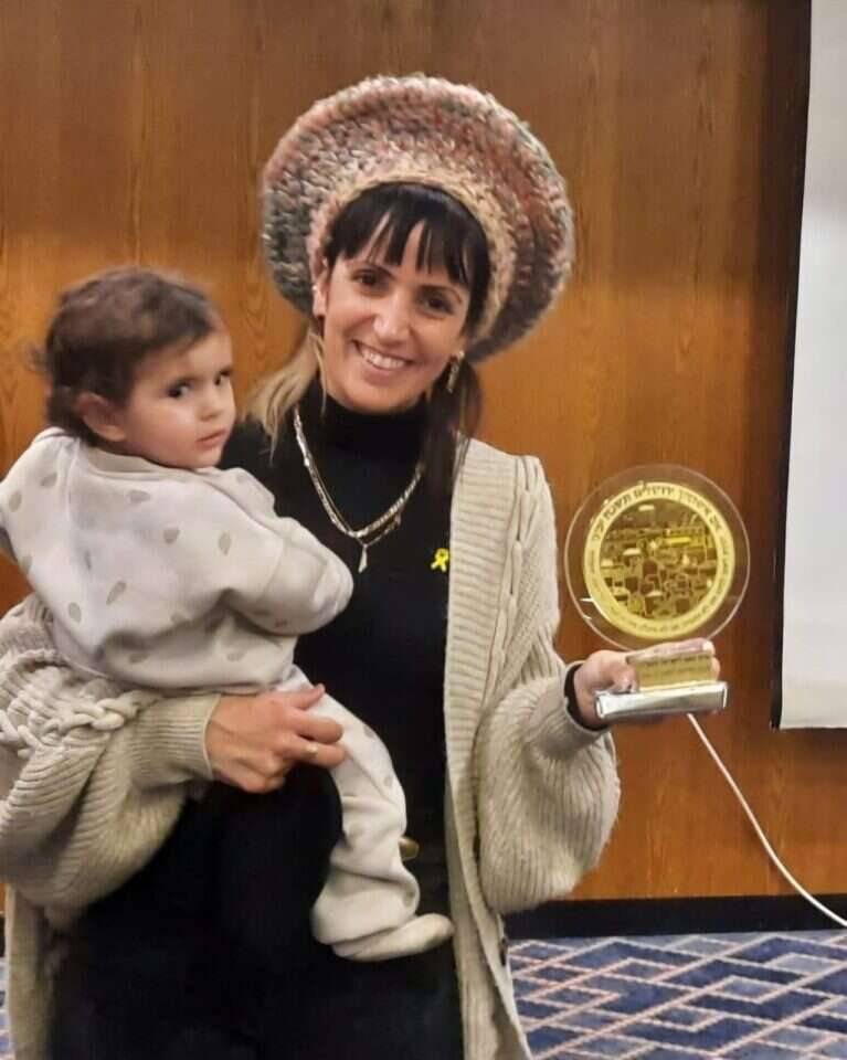 רעות בן חיים, פעילת צו 9, מקבלת את הפרס. | דוברות חוג הפרופסורים לחוסן לאומי