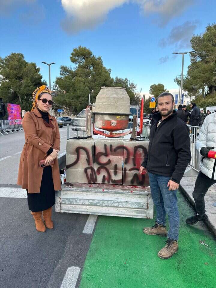 ח"כ לימור סון הר מלך במיצג המחאה מול בית הנשיא בזמן מינוי השופט יצחק עמית לנשיא בית המשפט העליון. | אם תרצו