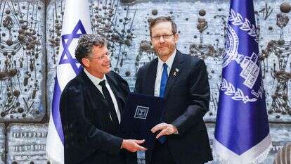 יצחק עמית עם הנשיא הרצוג בטקס השבעתו. | יונתן זינדל, פלאש 90 יצחק עמית עם הנשיא הרצוג בטקס השבעתו. | יונתן זינדל, פלאש 90