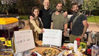 אנשי "צוות עורף" בפעילות למען משפחות המילואים