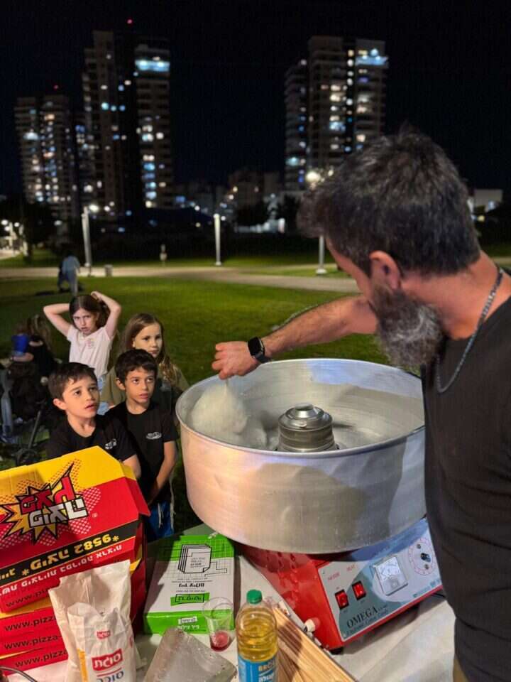 אנשי "צוות עורף" בפעילות למען משפחות המילואים