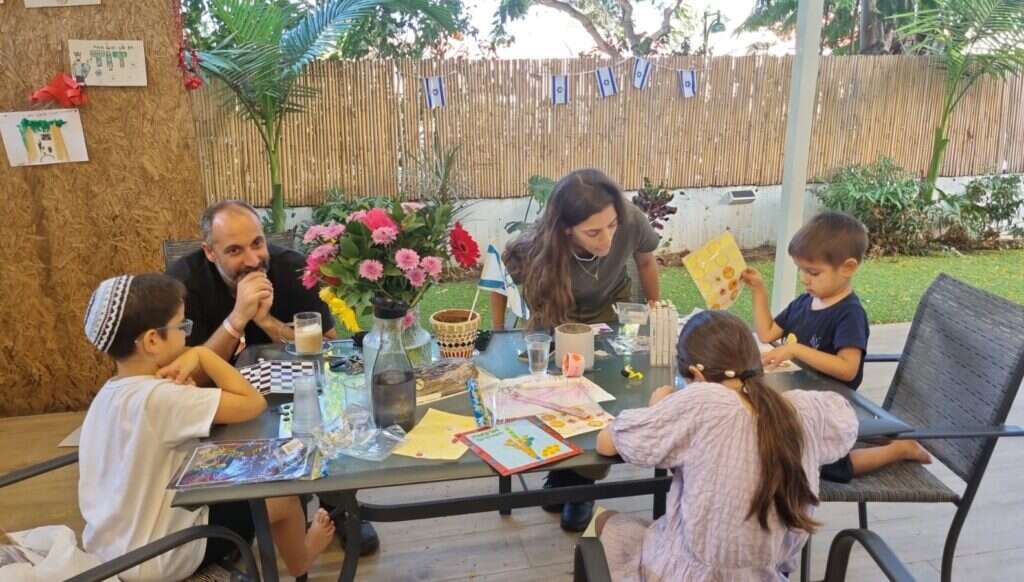 אנשי "צוות עורף" בפעילות למען משפחות המילואים