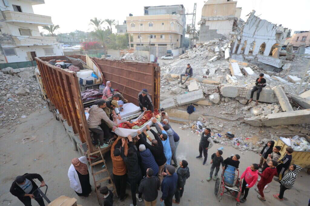 משאית סיוע ברצועה. | עלי חסן, פלאש 90