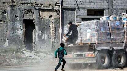 באחד המשלוחים נתפסו אלף פאקטים של סיגריות. מחירה של חפיסת סיגריות הגיעה במהלך המלחמה
למחיר של 170 שקלים ויותר, שהם כמעט 2 מיליון שקלים של הכנסה. | AFP