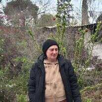 ילנה טרופונוב מחוץ לבית השרוף בניר עוז