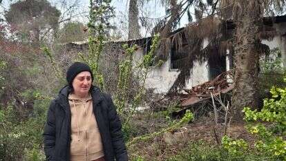 ילנה טרופונוב מחוץ לבית השרוף בניר עוז