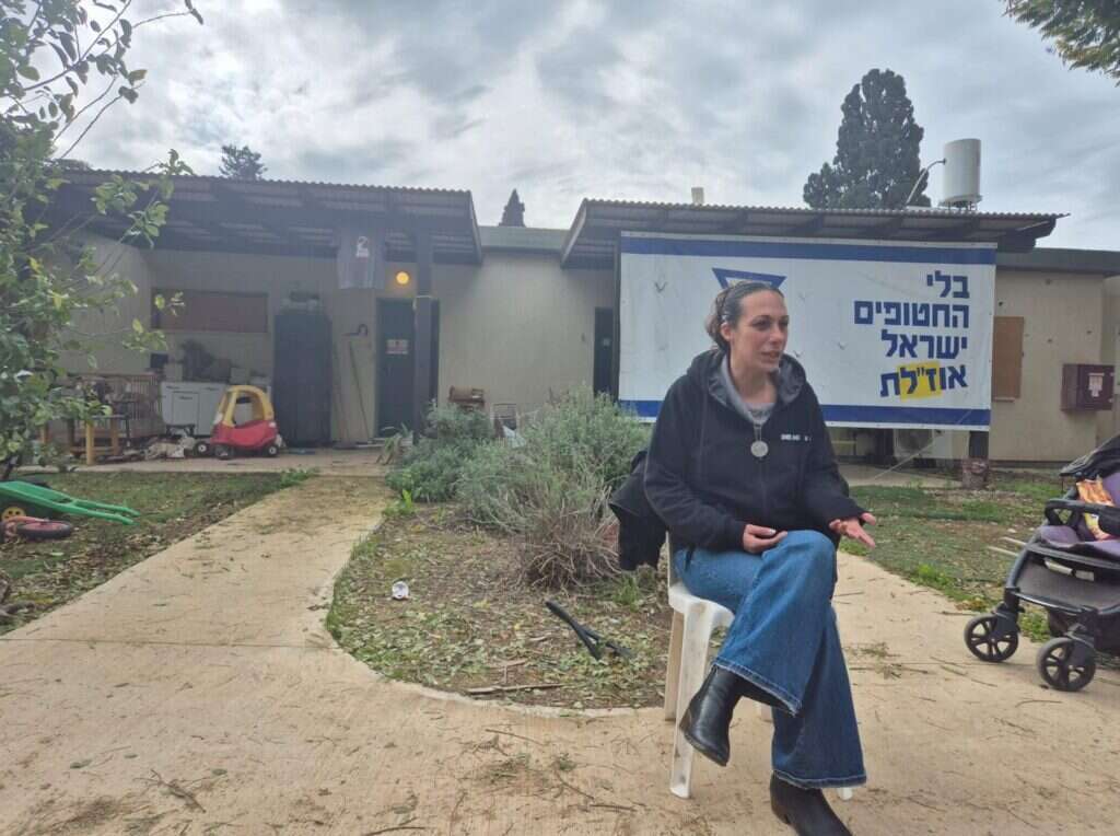 לישי בפתח ביתה בנחל־עוז, השבוע