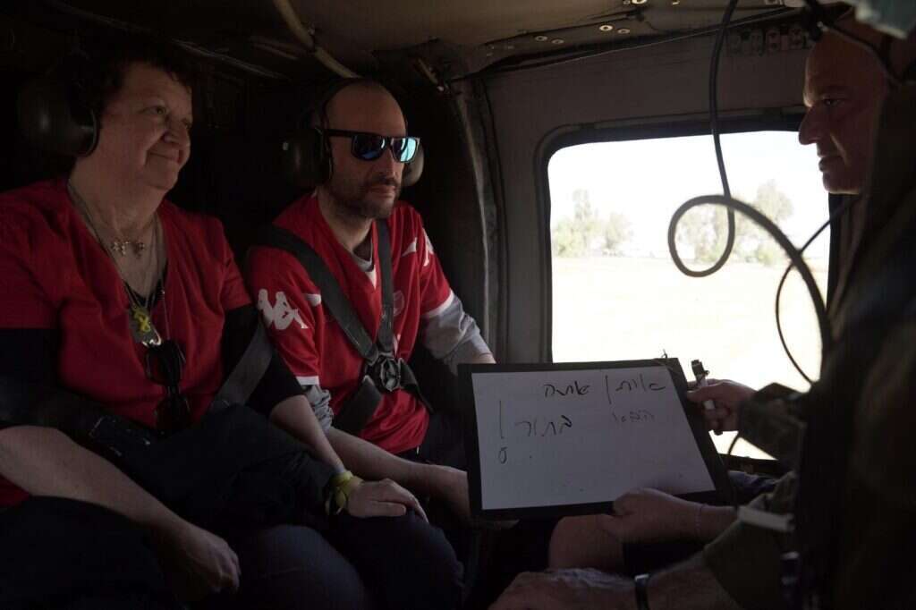 יאיר הורן עם בני משפחתו, במסוק בדרכם לבית החולים איכילוב. בדרך עבר המסוק מעל אצטדיון טוטו-טרנר בבאר שבע. 

על הלוח נכתב: איתן, אתה הבא בתור! | דובר צה"ל