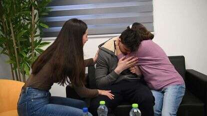 אלכסנדר (סשה) טרופנוב במפגש הראשון עם אמו ובת זוגו לאחר שחזר מהשבי | דובר צה"ל