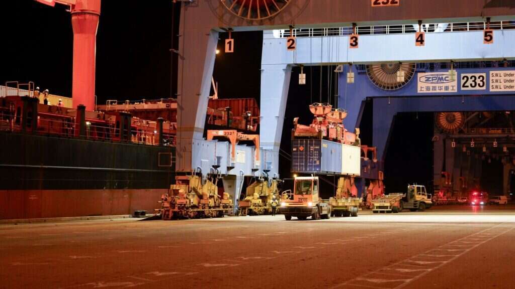 משלוח הפצצות הכבדות מגיע לישראל. | אגף דוברות וקשרי ציבור במשרד הביטחון