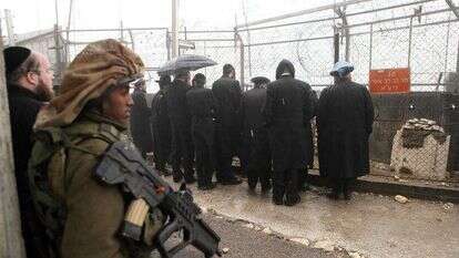 חסידים בקבר רב אשי בגבול לבנון. | יעקב נחומי, פלאש 90