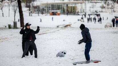 שלג בגן סאקר, ירושלים. | יונתן זינדל - פלאש 90