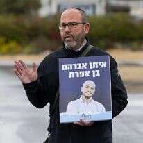 צביקה מור עם תמונת בנו איתן | לירון מולדובן