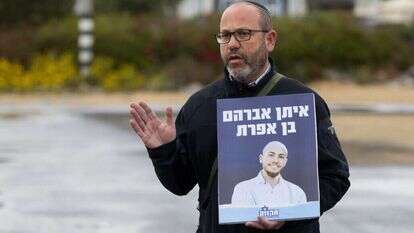 צביקה מור עם תמונת בנו איתן | לירון מולדובן