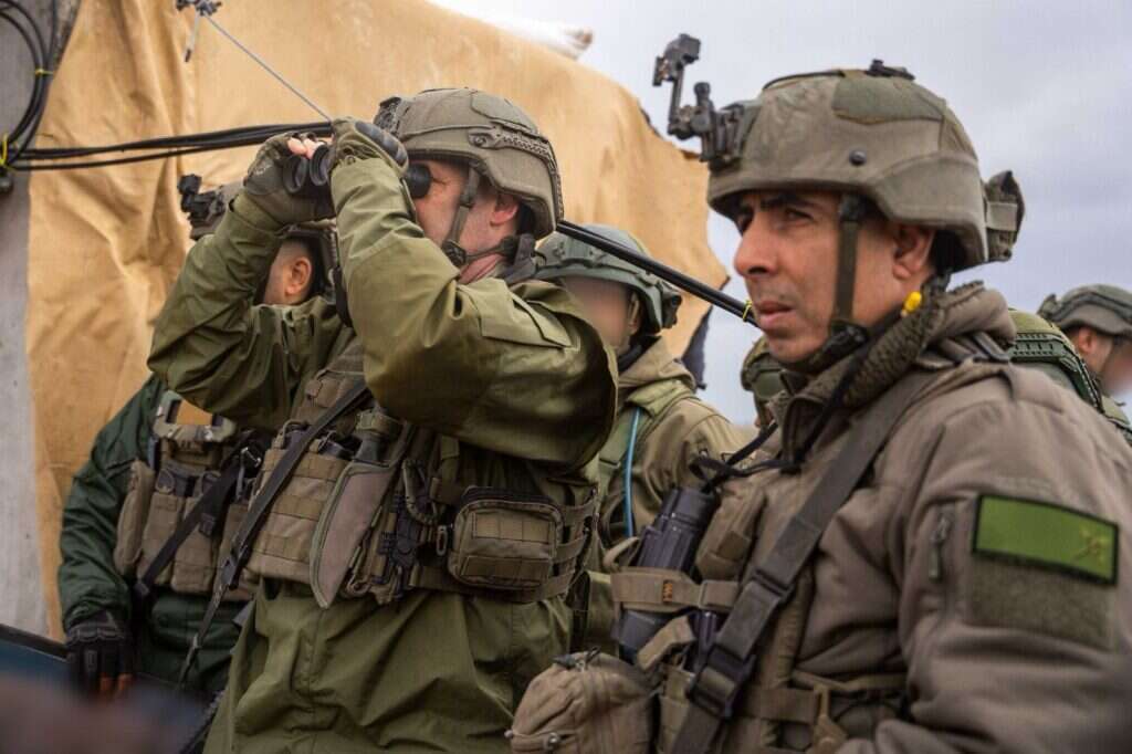 מפקד פיקוד הדרום, אלוף ירון פינקלמן ומפקד אוגדה 162, תת-אלוף איציק כהן בהערכת מצב בשטח. | דובר צה"ל