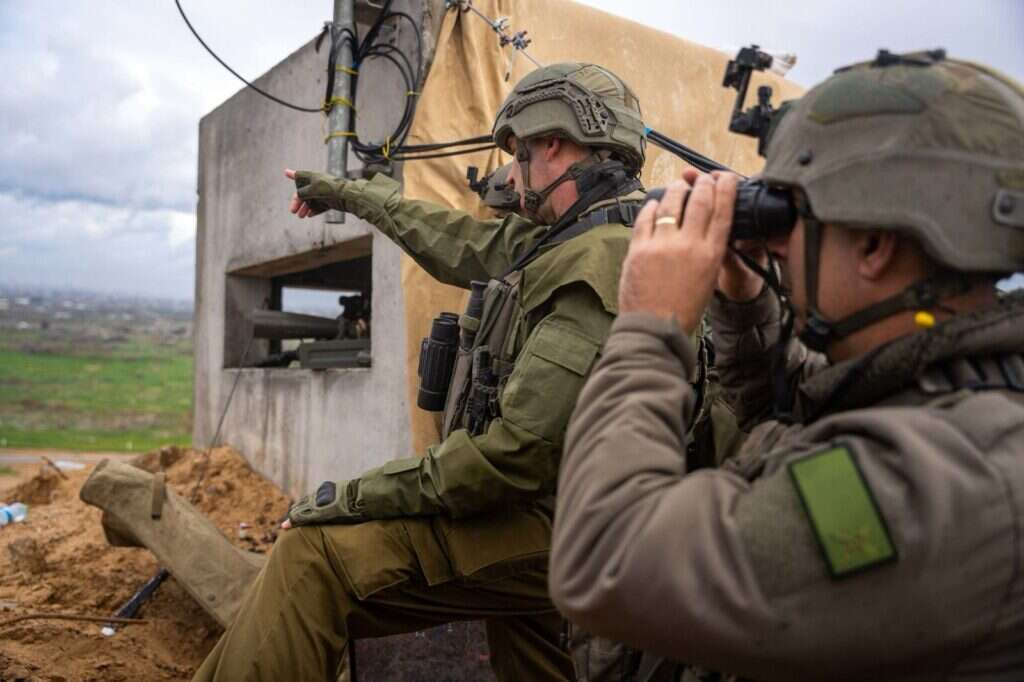 מפקד פיקוד הדרום, אלוף ירון פינקלמן ומפקד אוגדה 162, תת-אלוף איציק כהן בהערכת מצב בשטח. | דובר צה"ל