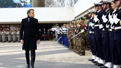 נשיא צרפת עמנואל מקרון עם חיילים צרפתים. | EPA/STEPHANE MAHE / POOL MAXPPP OUT