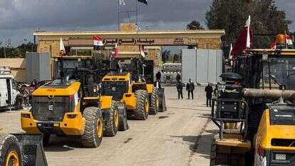 כלים הנדסיים סמוך למעבר רפיח בצד המצרי. | AFP