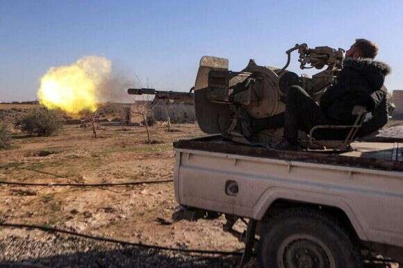 לוחם בסיעת הצבא הסורי הלאומי יורה בתותח נ"מ ׁ(הנחזה כתותח דו-קני מתוצרת רוסית) במהלך הקרב על חאלב. | AFP