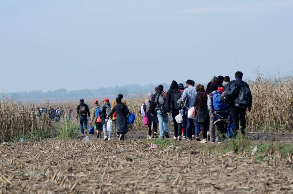 פליטים מהמזרח התיכון בקרואטיה, בדרכם למדינות אירופה העשירות. | שאטרסטוק
