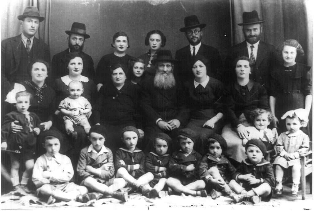 משפחת זילברשלג המורחבת לפני השואה (צבי הפעוט נראה בשורה התחתונה, שני מימין). באדיבות המשפחה