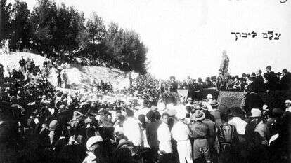 הראי"ה קוק נואם בטקס פתיחת האוניברסיטה העברית, ז' בניסן תרפ"ה, 1925. נדב מן, ביתמונה. מאוסף גרא. מקור: ד"ר שולמית גרא. אוסף התצלומים על שם פריצקר, הספרייה הלאומית