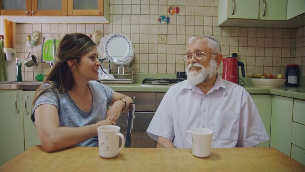 שמים את הדברים על השולחן. מתוך ״צנועים״, באדיבות HOT8 וורדים הפקות