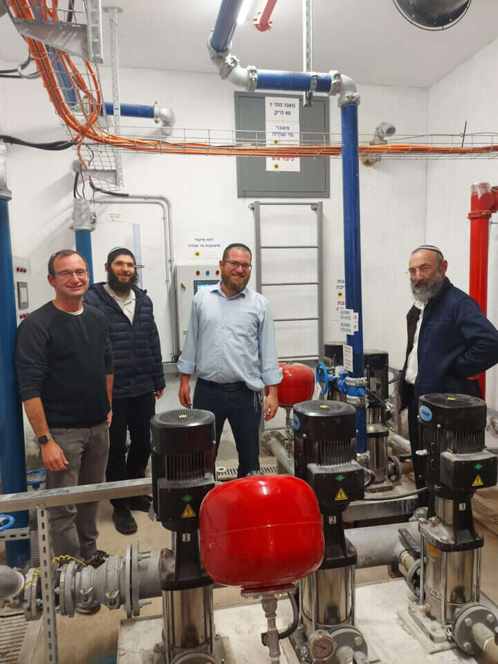 בדיקת משאבות לחץ בבניין מגורים. באדיבות מכון צומת