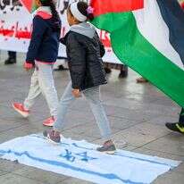 ילדה דורכת על דגל ישראל, | EPA/JALAL MORCHIDI