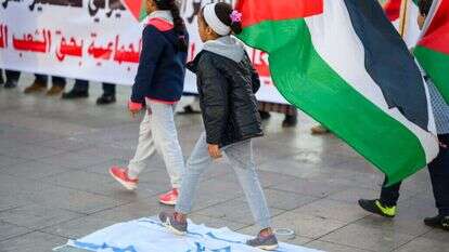 ילדה דורכת על דגל ישראל, | EPA/JALAL MORCHIDI