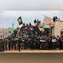 מחבלי חמאס בעת העברת גופות החטופים החללים. | AFP מחבלי חמאס בעת העברת גופות החטופים החללים. | AFP