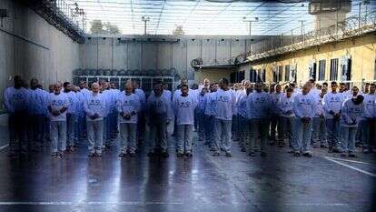 מחבלים ששוחררו בשלב א' בטרם השחרור, לבושים בחולצות "לא נשכח, לא נסלח", לפני שבועיים | שירות בתי הסוהר