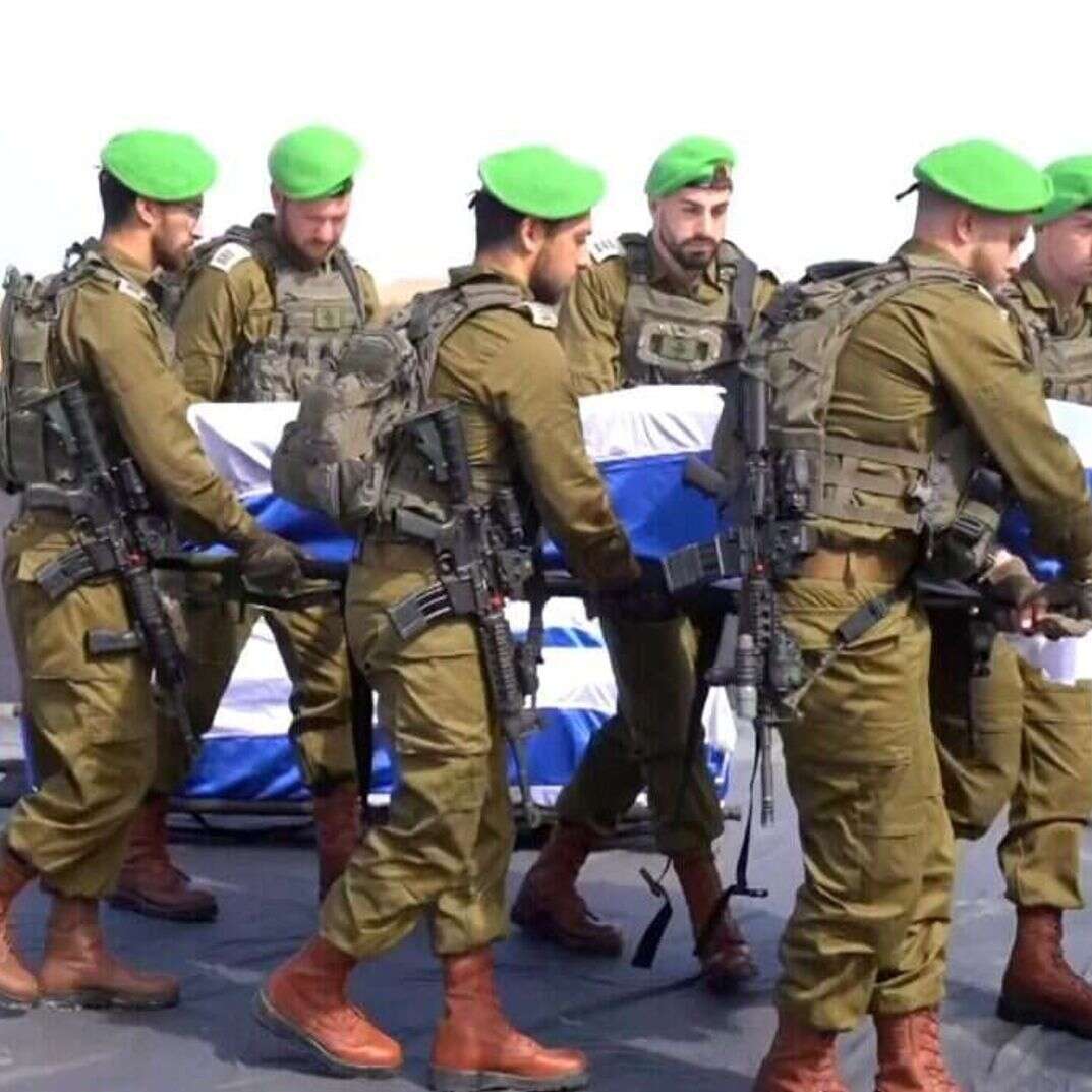 כוחות צה"ל מקבלים את הארונות של החטופים החללים. | דובר צה"ל כוחות צה"ל מקבלים את הארונות של החטופים החללים. | דובר צה"ל